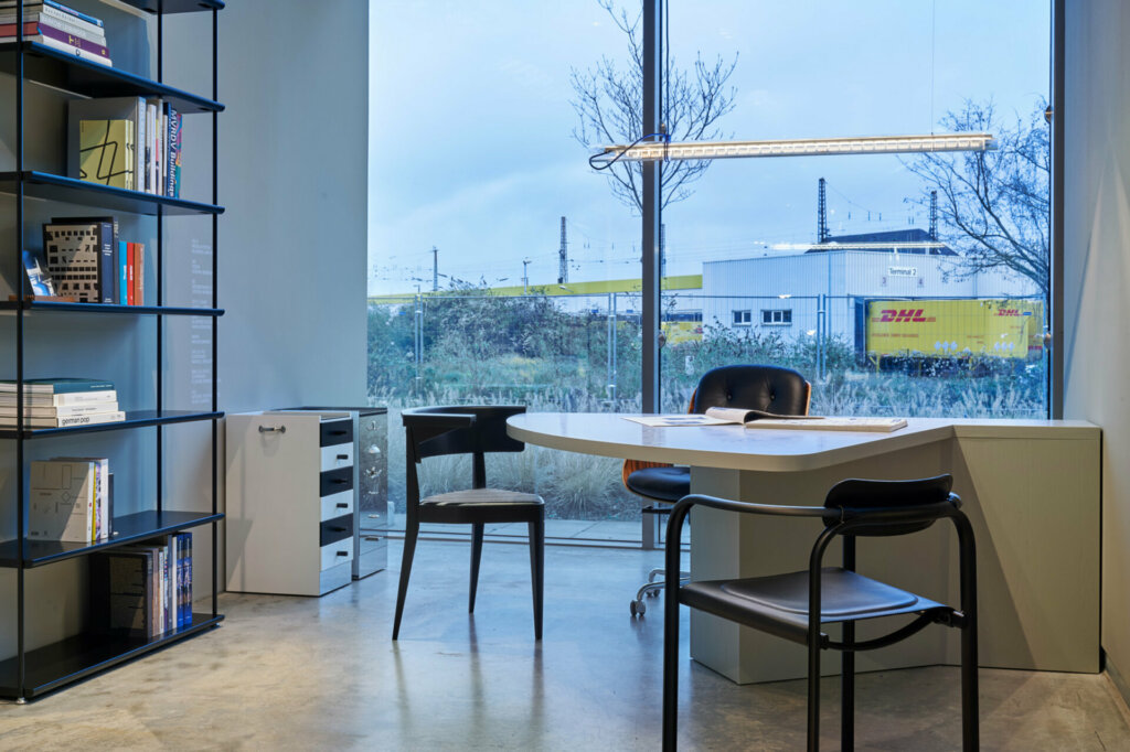 Schreibtischstuhl, dreieckiger Armlehnenstuhl & Split Chair von Tecta | Raumspot Potsdam