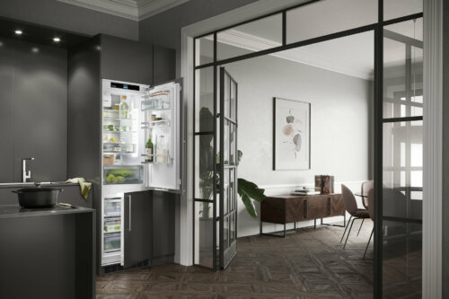 Flüsterleise Kühlschränke: Bei offenen Küchen ist eine geringe Geräuschentwicklung wichtig. Gegen Lebensmittelverschwendung helfen die Biofresh- oder HydroBreeze-Funktion.